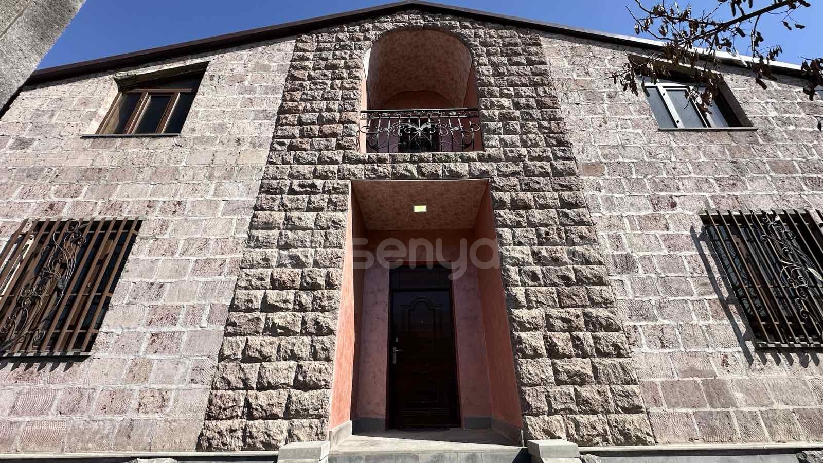 8 Սենյականոց Շքեղ Առանձնատուն, 300քմ, Ավտոտնակով
