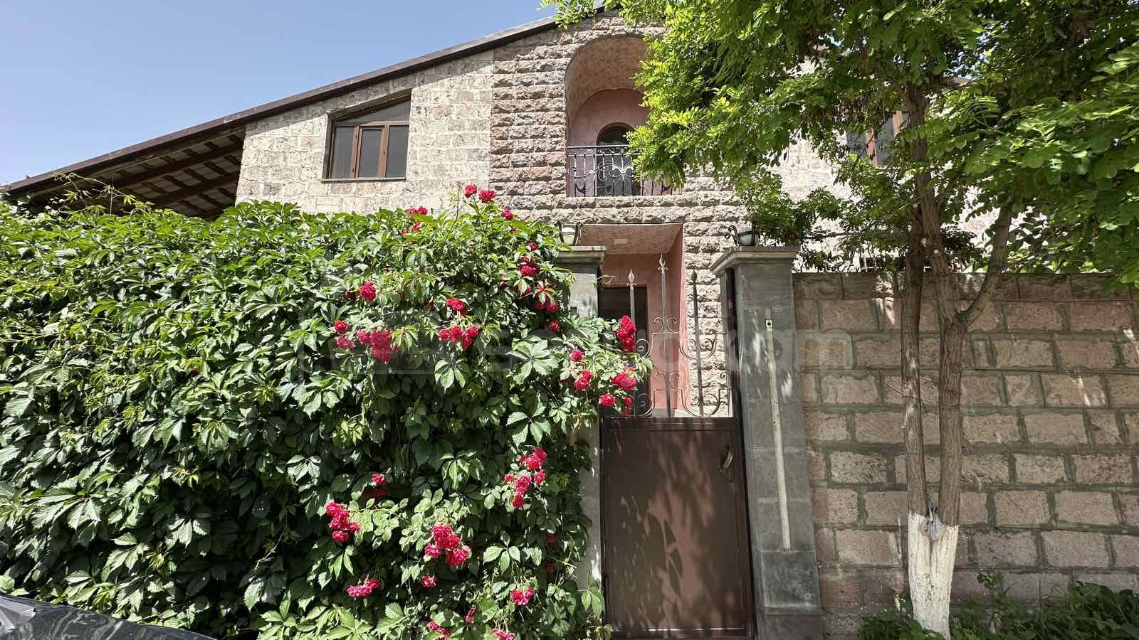 8 Սենյականոց Շքեղ Առանձնատուն, 300քմ, Ավտոտնակով