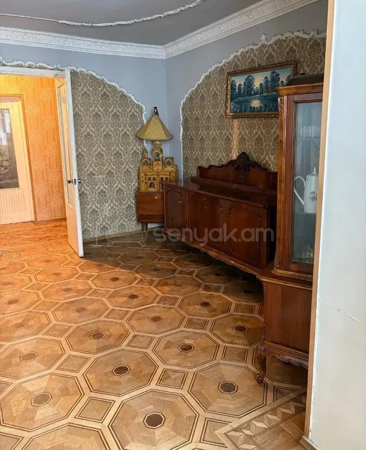 3 Սենյականոց Բնակարան Քարե Շենքում, 130քմ, 3/5 հարկ, Պետական Վիճակում