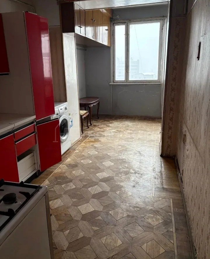 3 Սենյականոց Բնակարան Քարե Շենքում, 130քմ, 3/5 հարկ, Պետական Վիճակում