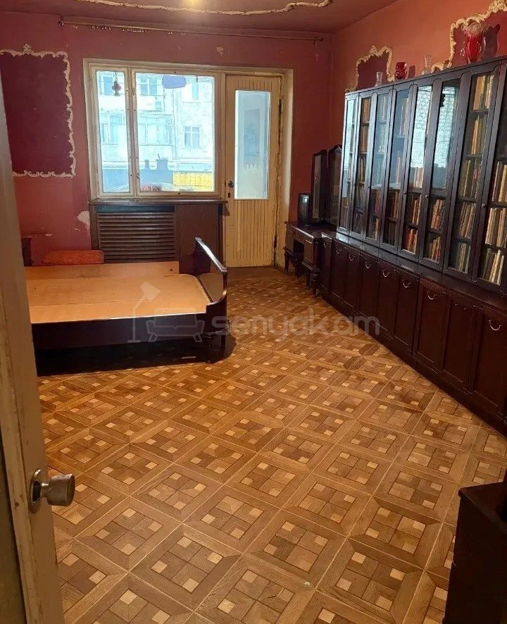 3 Սենյականոց Բնակարան Քարե Շենքում, 130քմ, 3/5 հարկ, Նորմալ Վիճակում