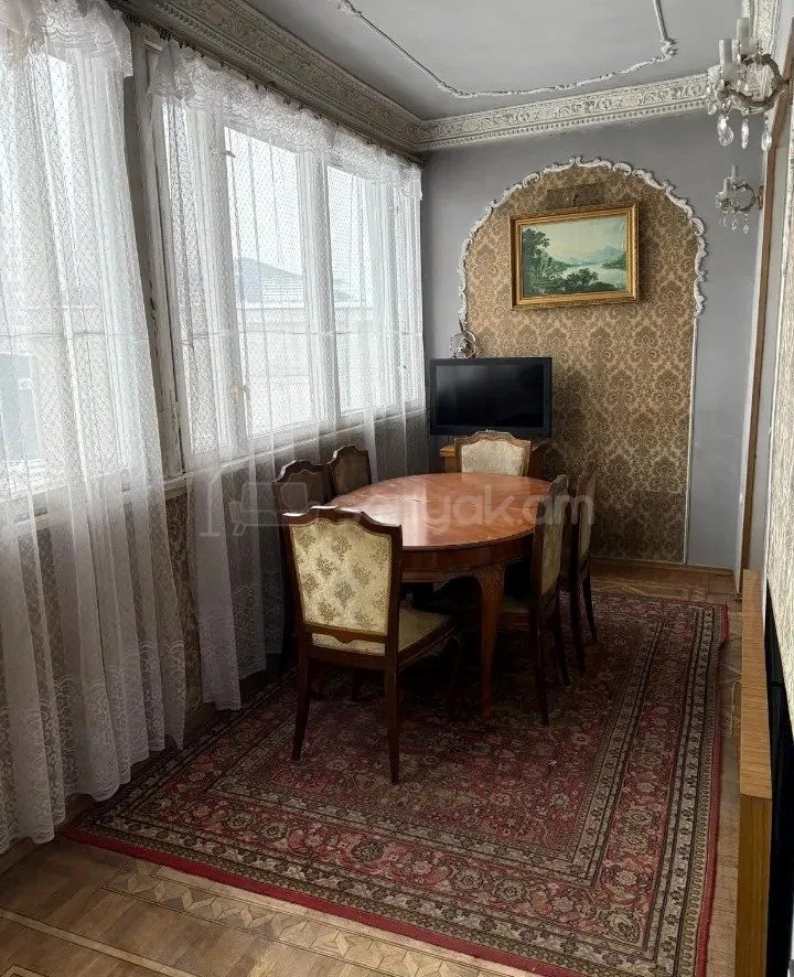 3 Սենյականոց Բնակարան Քարե Շենքում, 130քմ, 3/5 հարկ, Նորմալ Վիճակում