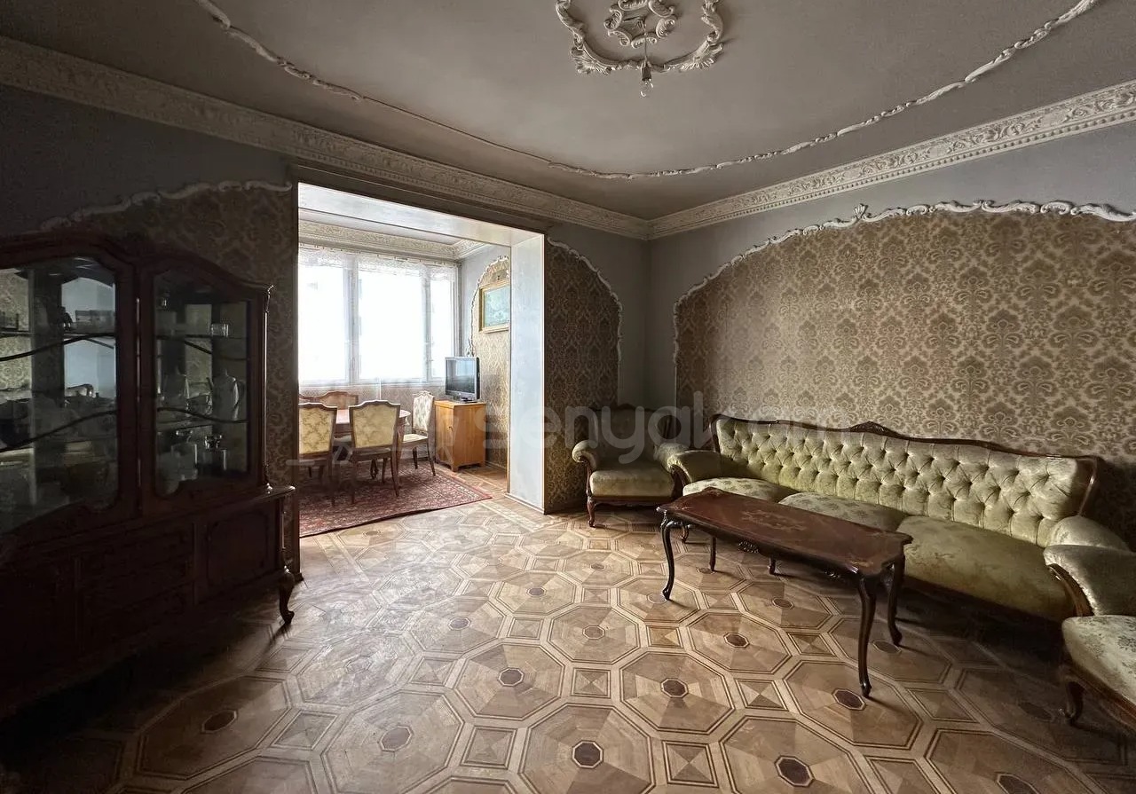 3 Սենյականոց Բնակարան Քարե Շենքում, 130քմ, 3/5 հարկ, Նորմալ Վիճակում