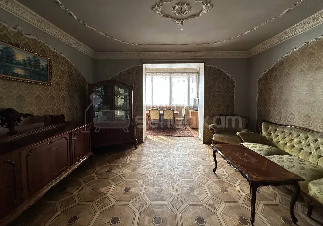 3 Սենյականոց Բնակարան Քարե Շենքում, 130քմ, 3/5 հարկ, Նորմալ Վիճակում