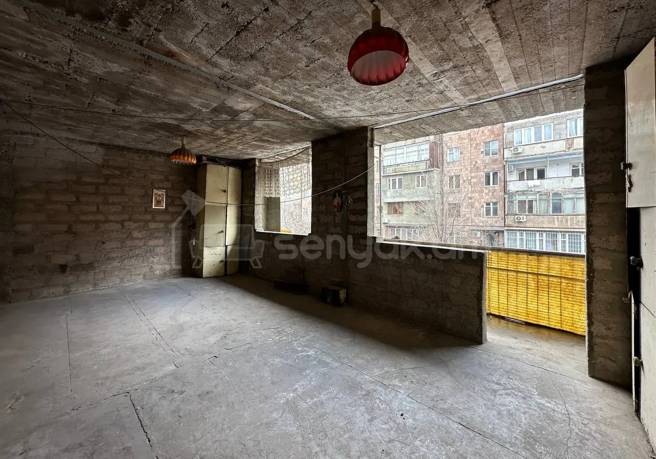 3 Սենյականոց Բնակարան Քարե Շենքում, 130քմ, 3/5 հարկ, Նորմալ Վիճակում