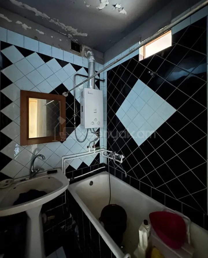 3 Սենյականոց Բնակարան Քարե Շենքում, 130քմ, 3/5 հարկ, Նորմալ Վիճակում