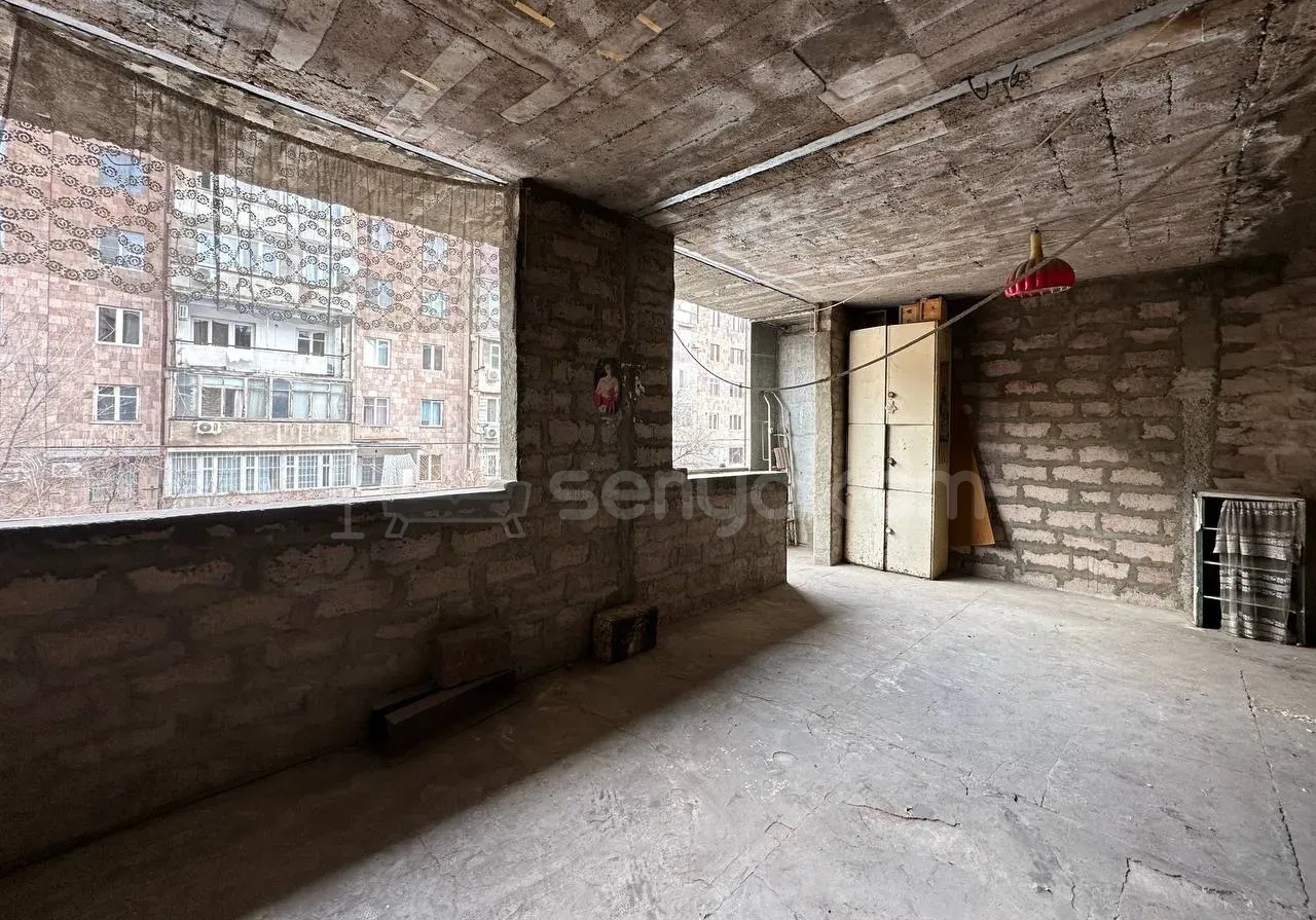 3 Սենյականոց Բնակարան Քարե Շենքում, 130քմ, 3/5 հարկ, Նորմալ Վիճակում