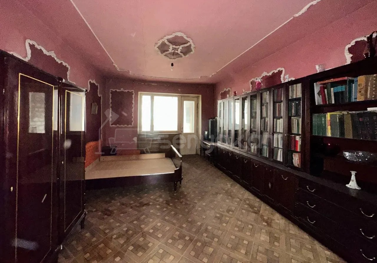 3 Սենյականոց Բնակարան Քարե Շենքում, 130քմ, 3/5 հարկ, Նորմալ Վիճակում