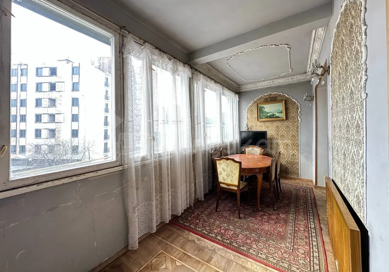 3 Սենյականոց Բնակարան Քարե Շենքում, 130քմ, 3/5 հարկ, Նորմալ Վիճակում