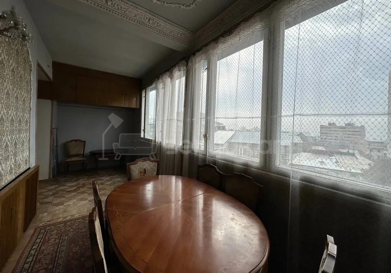 3 Սենյականոց Բնակարան Քարե Շենքում, 130քմ, 3/5 հարկ, Նորմալ Վիճակում