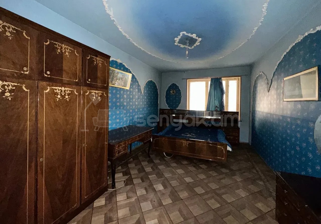 3 Սենյականոց Բնակարան Քարե Շենքում, 130քմ, 3/5 հարկ, Նորմալ Վիճակում