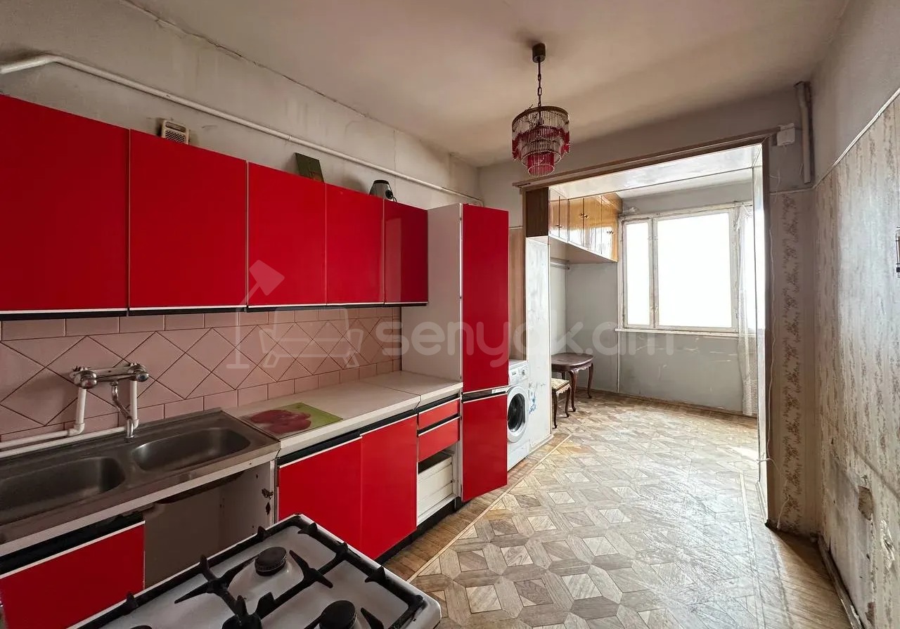 3 Սենյականոց Բնակարան Քարե Շենքում, 130քմ, 3/5 հարկ, Նորմալ Վիճակում