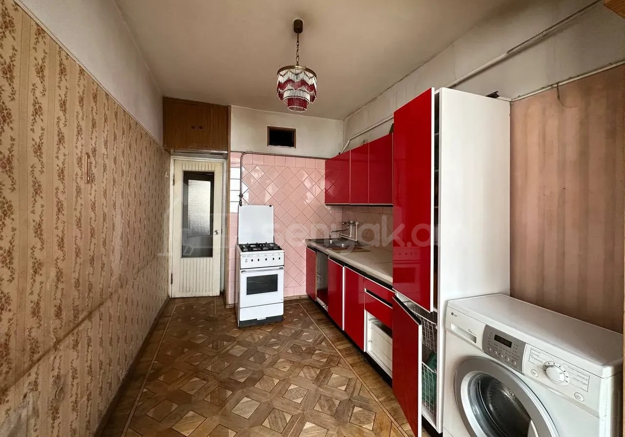 3 Սենյականոց Բնակարան Քարե Շենքում, 130քմ, 3/5 հարկ, Նորմալ Վիճակում