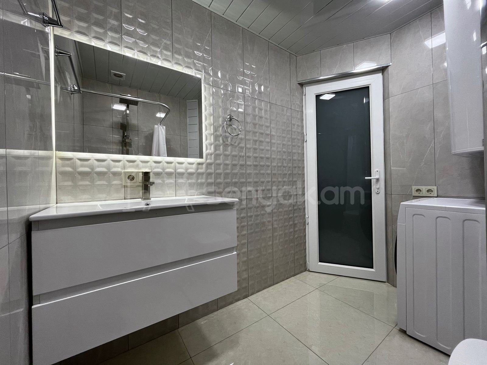 1 Սենյականոց Բնակարան Քարե Շենքում, 30քմ, 5/7 հարկ, Կապիտալ Վերանորոգված