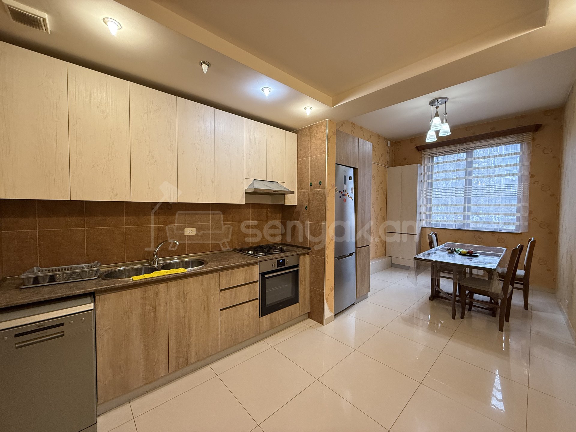 4 Սենյականոց Բնակարան Քարե Շենքում, 179քմ, 5/5 հարկ, Կապիտալ Վերանորոգված, Կահավորված, Արևկող