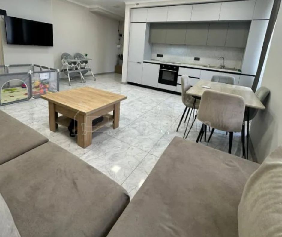 3 Սենյականոց Բնակարան Քարե Շենքում, 62քմ, 5/5 հարկ, Կապիտալ Վերանորոգված