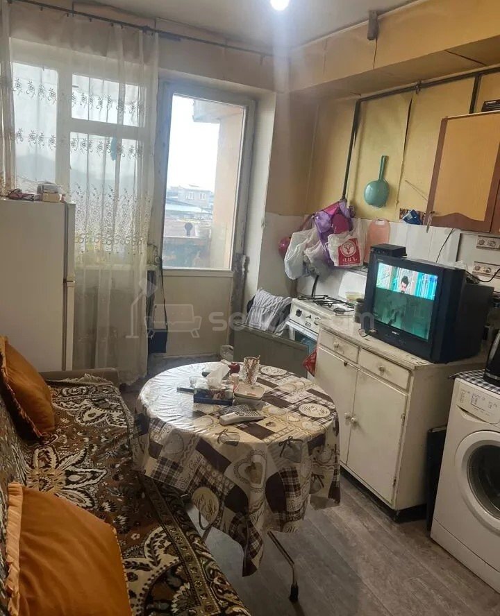 1 Սենյականոց Բնակարան, 40քմ, 3/10 հարկ, Պետական Վիճակում