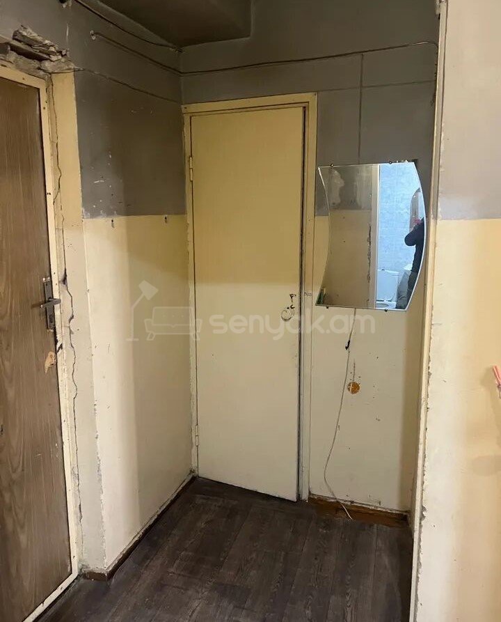 1 Սենյականոց Բնակարան, 40քմ, 3/10 հարկ, Պետական Վիճակում