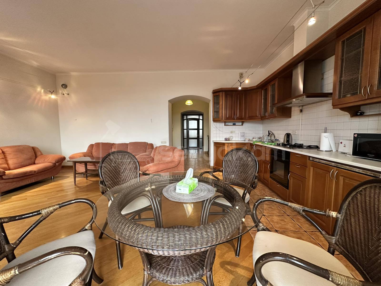 3 Սենյականոց Բնակարան Քարե Շենքում, 98քմ, 4/5 հարկ, Դիզայներական Վերանորոգված