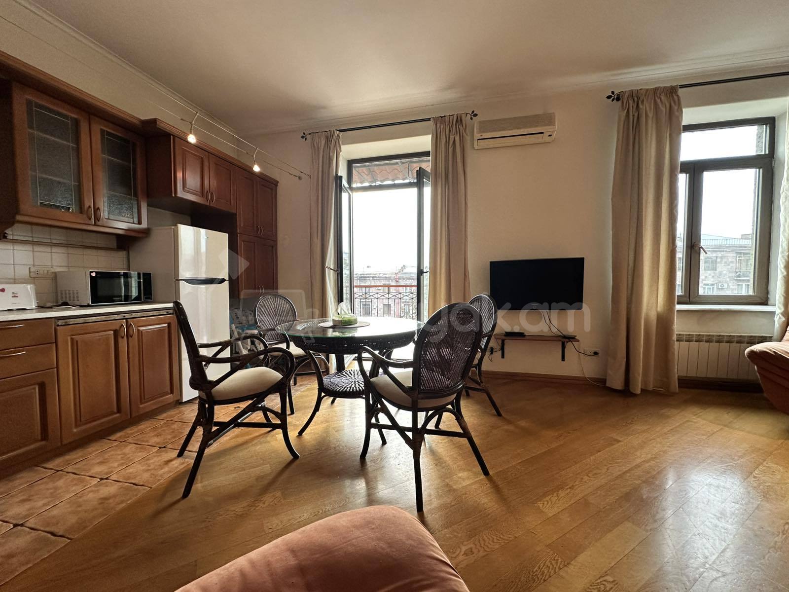 3 Սենյականոց Բնակարան Քարե Շենքում, 98քմ, 4/5 հարկ, Դիզայներական Վերանորոգված