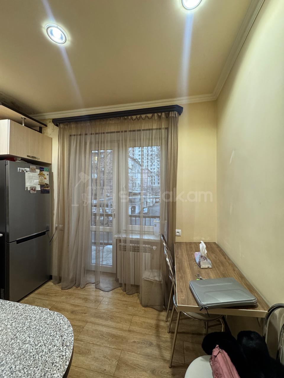 2 Սենյականոց Բնակարան Քարե Շենքում, 65քմ, 3/5 հարկ, Կապիտալ Վերանորոգված, Կահավորված, Արևկող