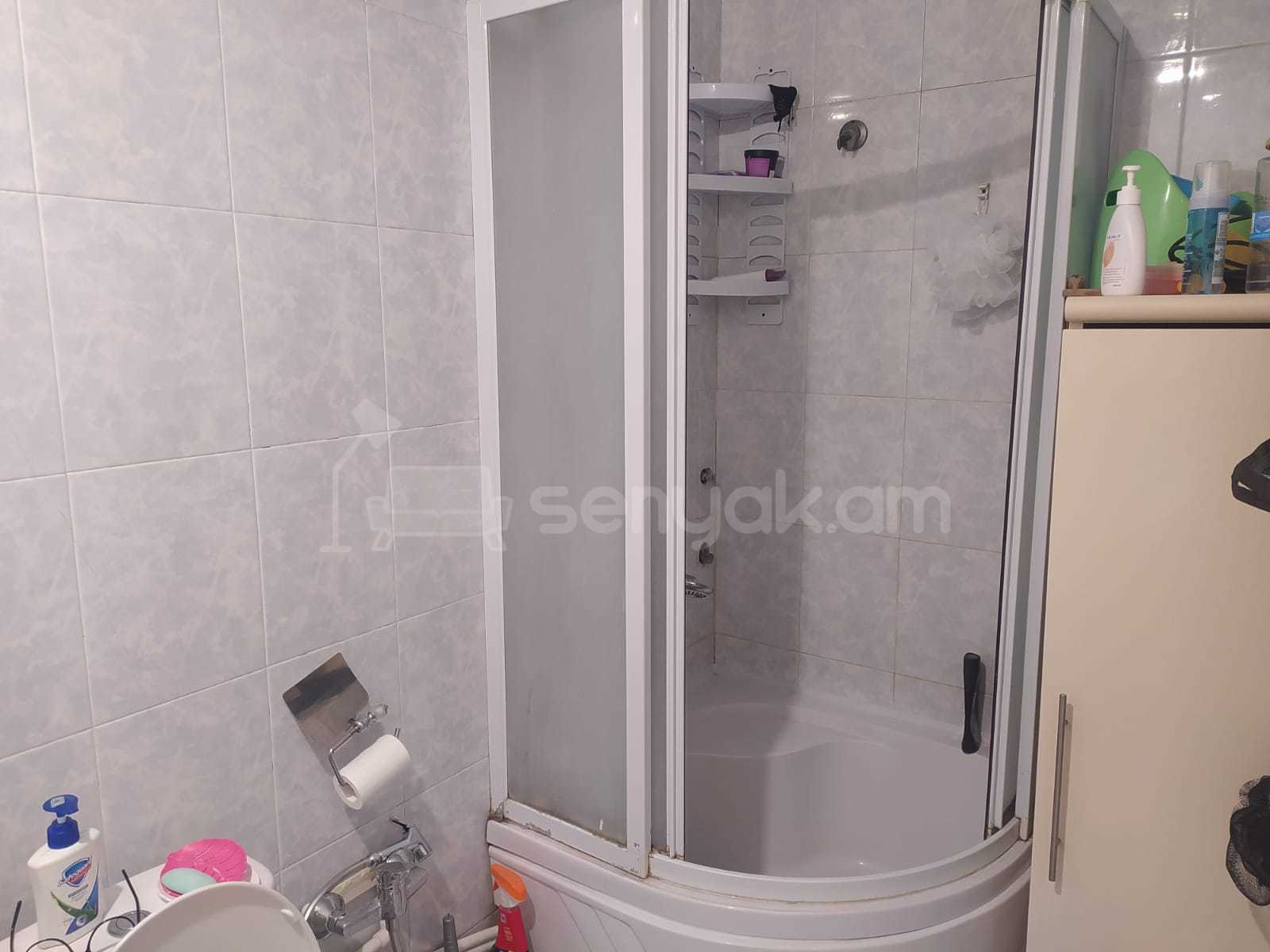 3 Սենյականոց Բնակարան Քարե Շենքում, 77քմ, 5/5 հարկ, Նորմալ Վիճակում, Կահավորված