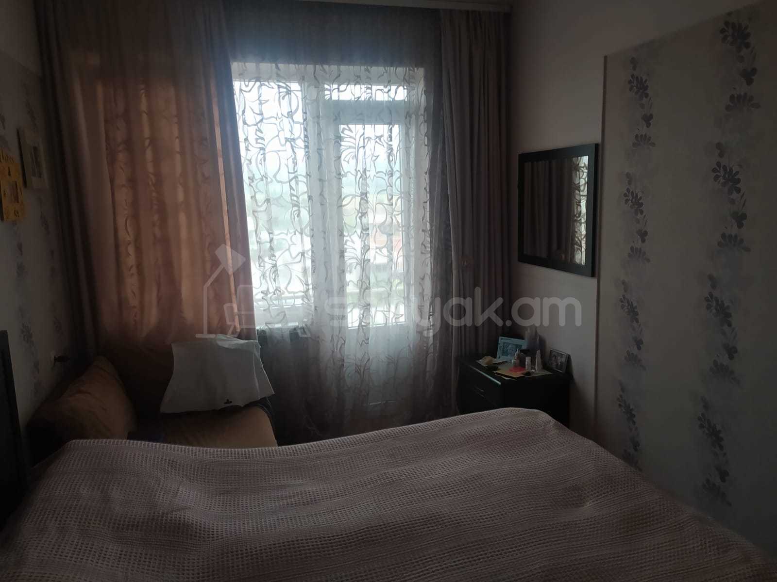 3 Սենյականոց Բնակարան Քարե Շենքում, 77քմ, 5/5 հարկ, Նորմալ Վիճակում, Կահավորված