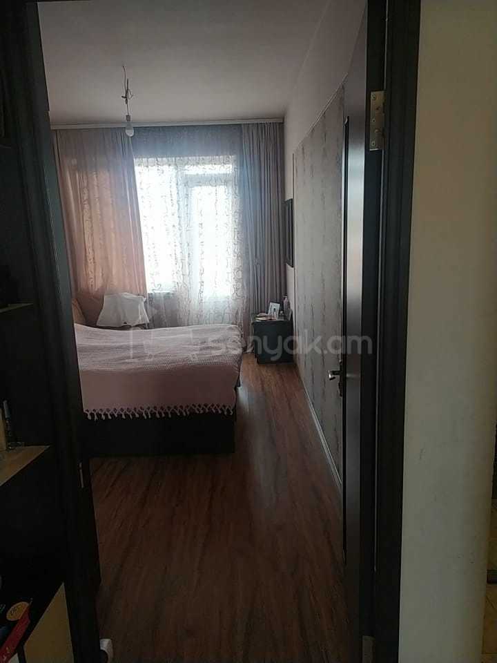 3 Սենյականոց Բնակարան Քարե Շենքում, 77քմ, 5/5 հարկ, Նորմալ Վիճակում, Կահավորված