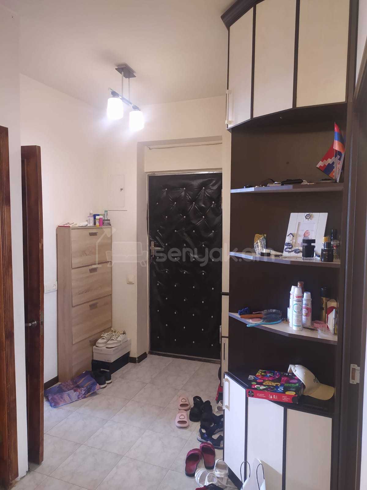 3 Սենյականոց Բնակարան Քարե Շենքում, 77քմ, 5/5 հարկ, Նորմալ Վիճակում, Կահավորված