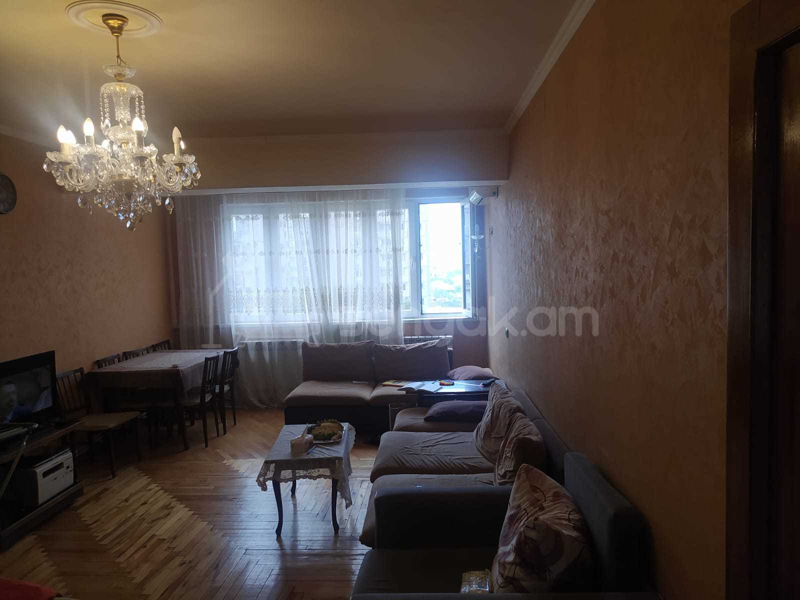 3 Սենյականոց Բնակարան Քարե Շենքում, 77քմ, 5/5 հարկ, Նորմալ Վիճակում, Կահավորված