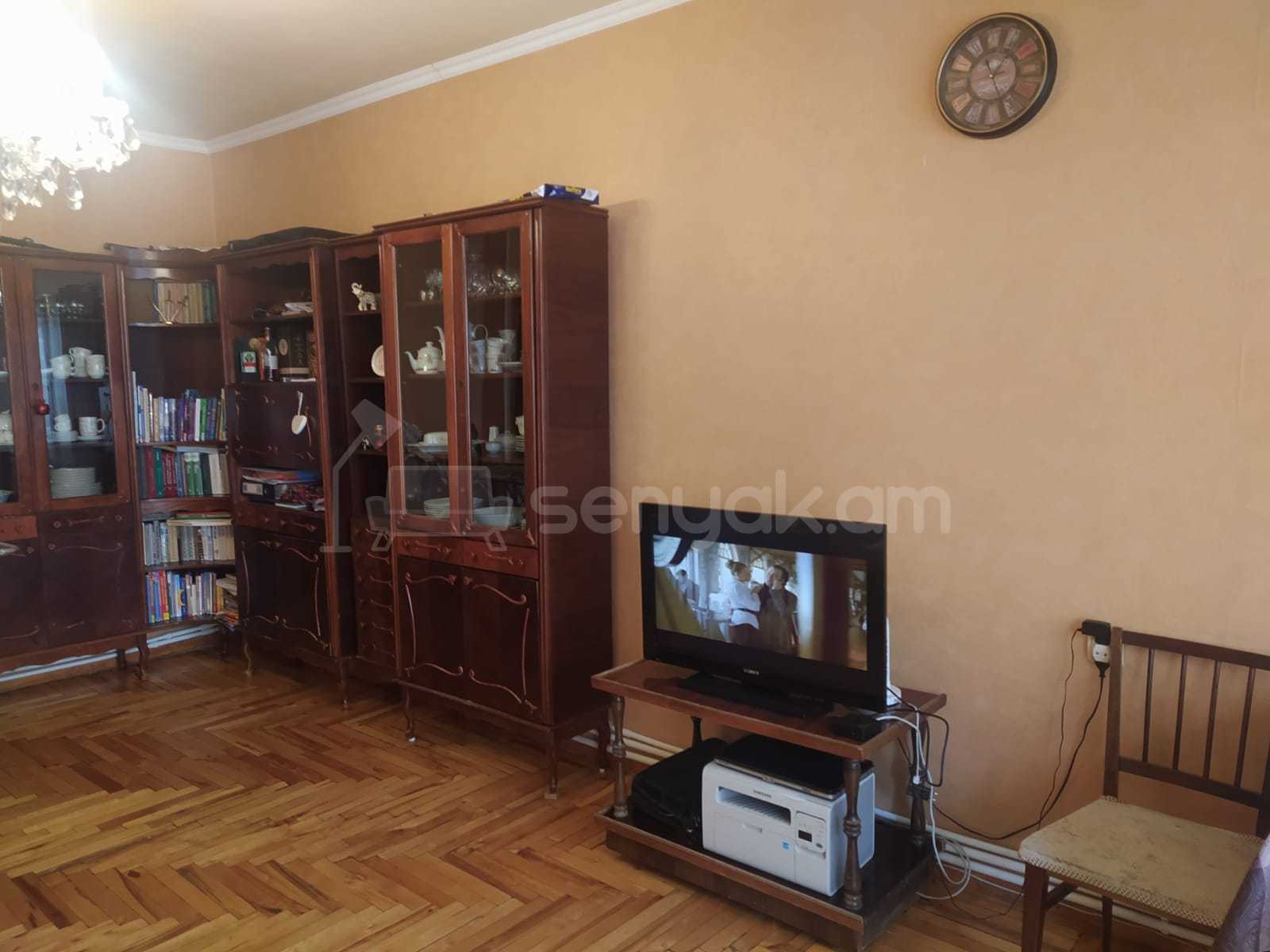 3 Սենյականոց Բնակարան Քարե Շենքում, 77քմ, 5/5 հարկ, Նորմալ Վիճակում, Կահավորված