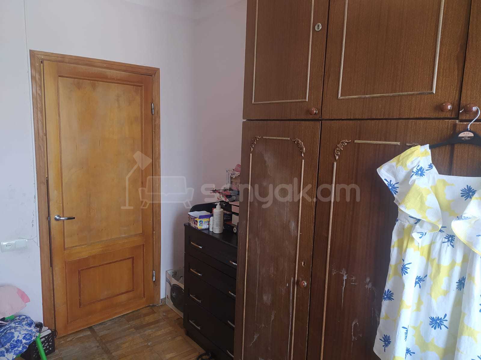 3 Սենյականոց Բնակարան Քարե Շենքում, 77քմ, 5/5 հարկ, Նորմալ Վիճակում, Կահավորված