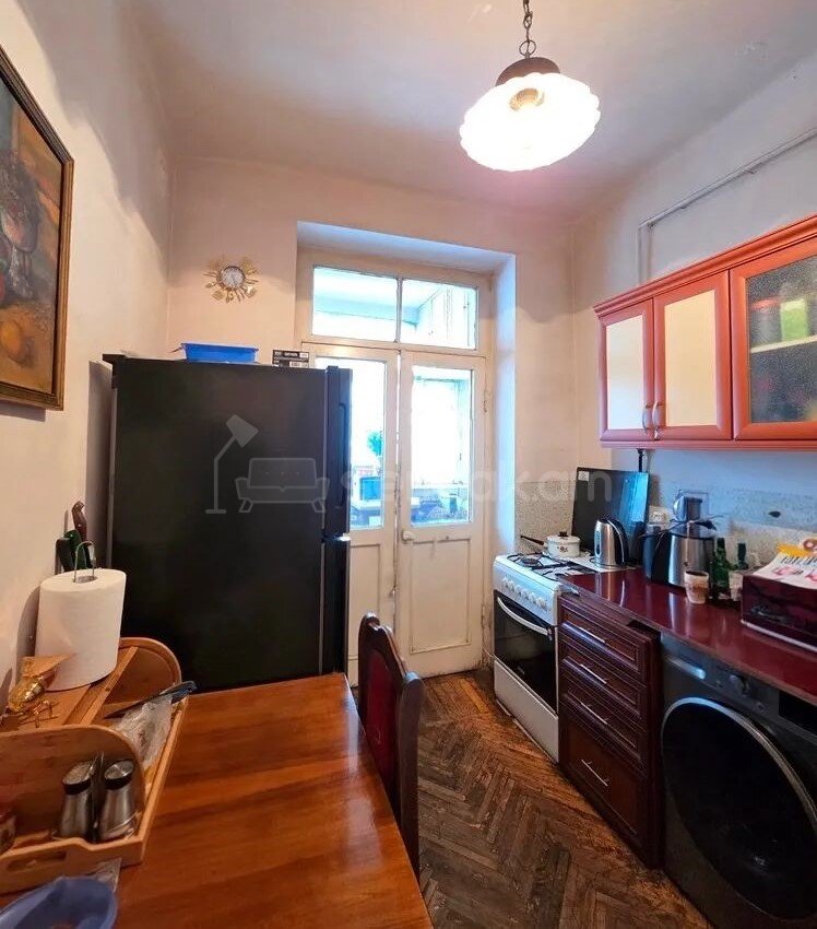 3 Սենյականոց Բնակարան Քարե Շենքում, 85քմ, 3/4 հարկ, Պետական Վիճակում