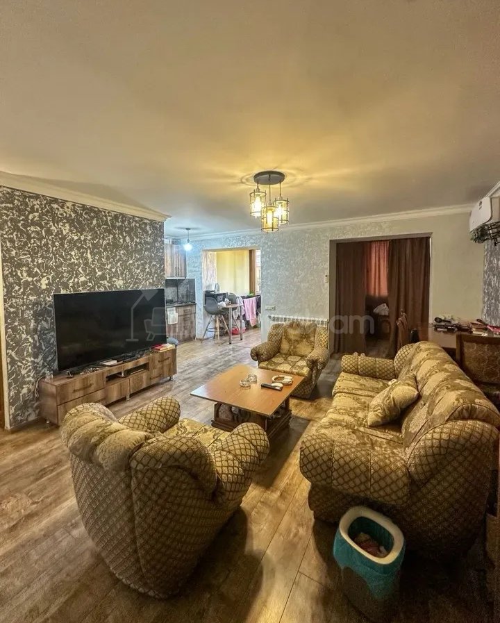 3 Սենյականոց Բնակարան Քարե Շենքում, 70քմ, 3/5 հարկ, Նորմալ Վիճակում, Կահավորված