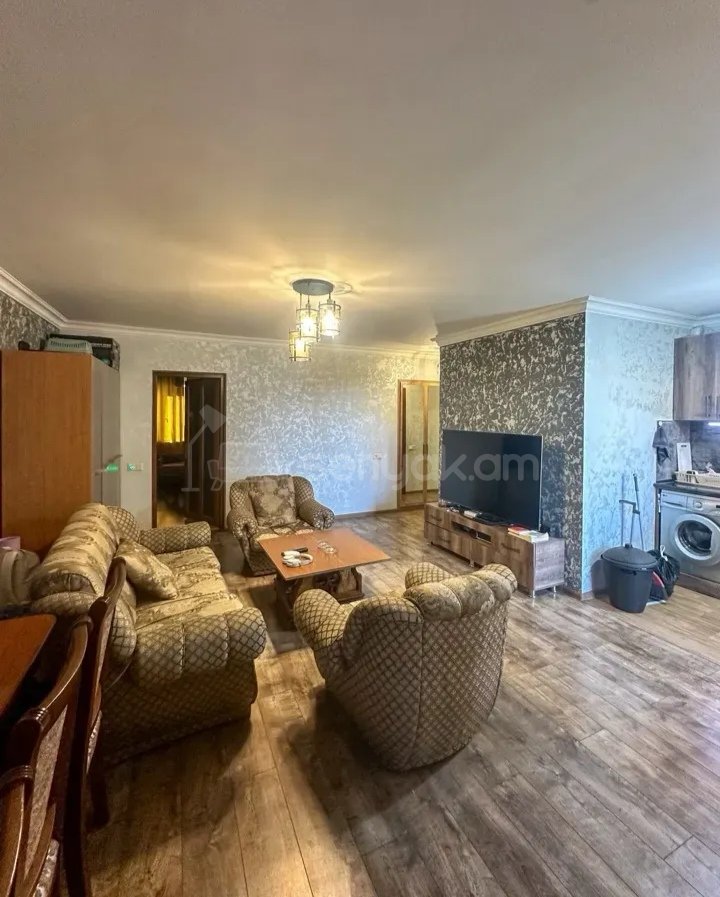 3 Սենյականոց Բնակարան Քարե Շենքում, 70քմ, 3/5 հարկ, Նորմալ Վիճակում, Կահավորված