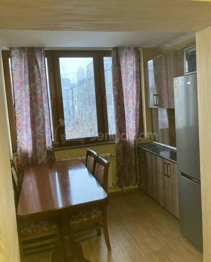 3 Սենյականոց Բնակարան Քարե Շենքում, 70քմ, 3/5 հարկ, Նորմալ Վիճակում, Կահավորված