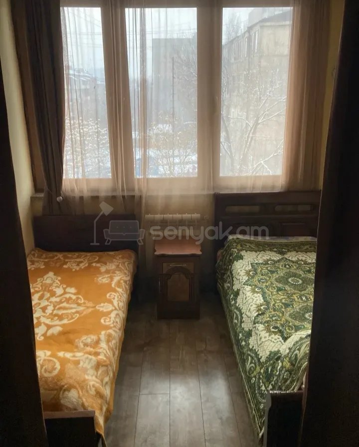 3 Սենյականոց Բնակարան Քարե Շենքում, 70քմ, 3/5 հարկ, Նորմալ Վիճակում, Կահավորված