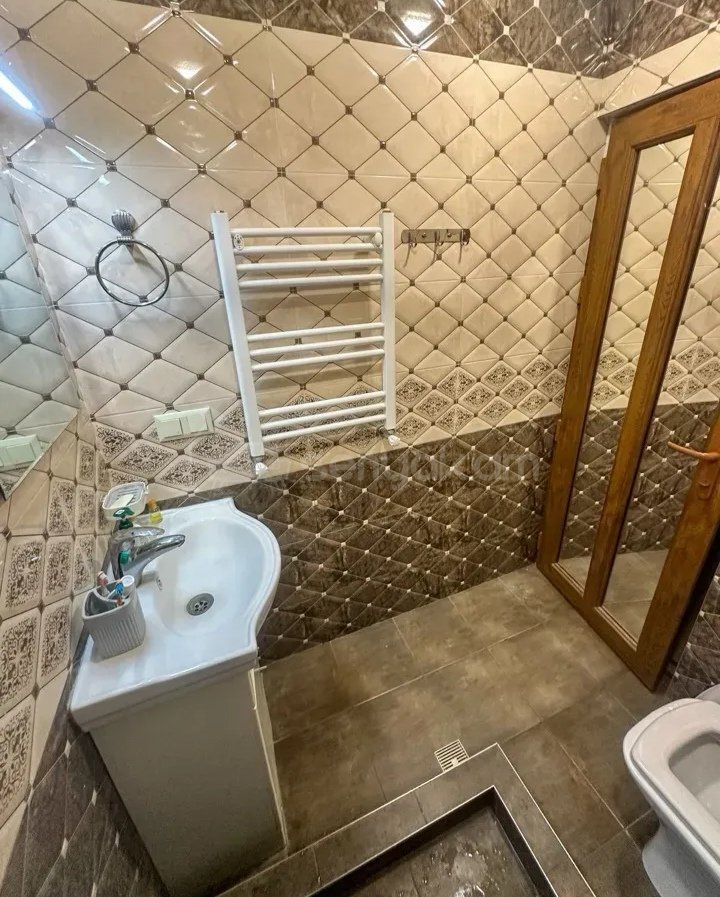 3 Սենյականոց Բնակարան Քարե Շենքում, 70քմ, 3/5 հարկ, Նորմալ Վիճակում, Կահավորված