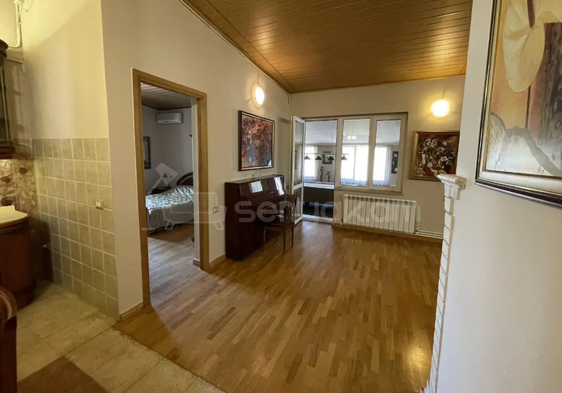 5 Սենյականոց Բնակարան Քարե Շենքում, 256քմ, 5/5 հարկ, Կապիտալ Վերանորոգված, Կահավորված, Արևկող