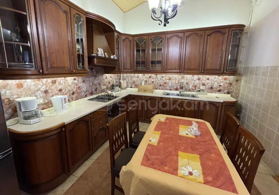 5 Սենյականոց Բնակարան Քարե Շենքում, 256քմ, 5/5 հարկ, Կապիտալ Վերանորոգված, Կահավորված, Արևկող