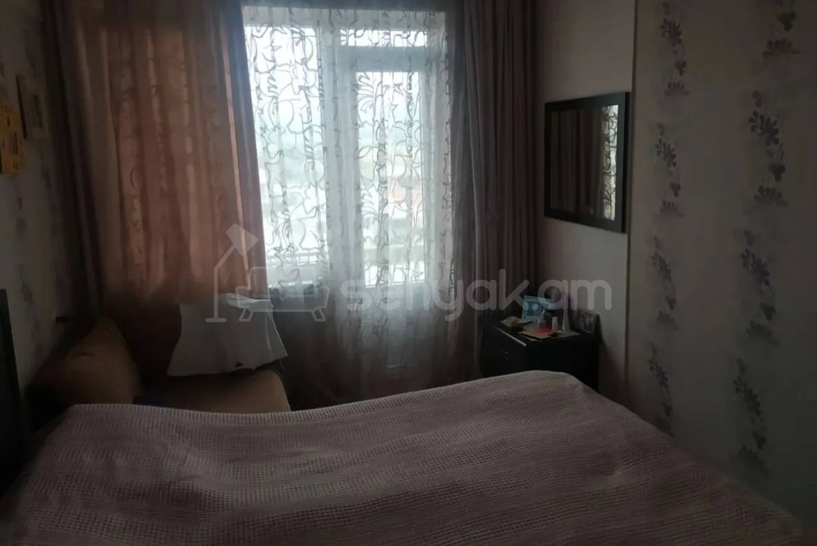 3 Սենյականոց Բնակարան Քարե Շենքում, 77քմ, 5/5 հարկ, Նորմալ Վիճակում, Կահավորված