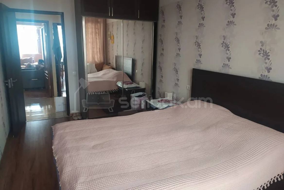 3 Սենյականոց Բնակարան Քարե Շենքում, 77քմ, 5/5 հարկ, Նորմալ Վիճակում, Կահավորված