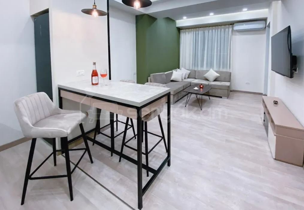 2 Սենյականոց Բնակարան, 42քմ, 5/19 հարկ, Դիզայներական Վերանորոգված, Կահավորված, Արևկող