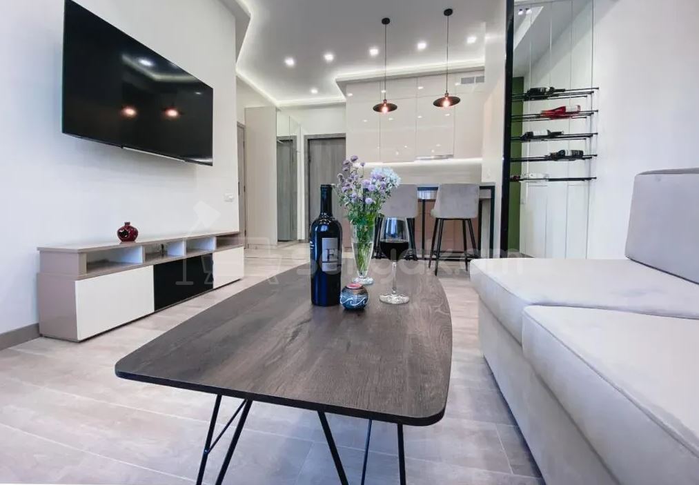 2 Սենյականոց Բնակարան, 42քմ, 5/19 հարկ, Դիզայներական Վերանորոգված, Կահավորված, Արևկող