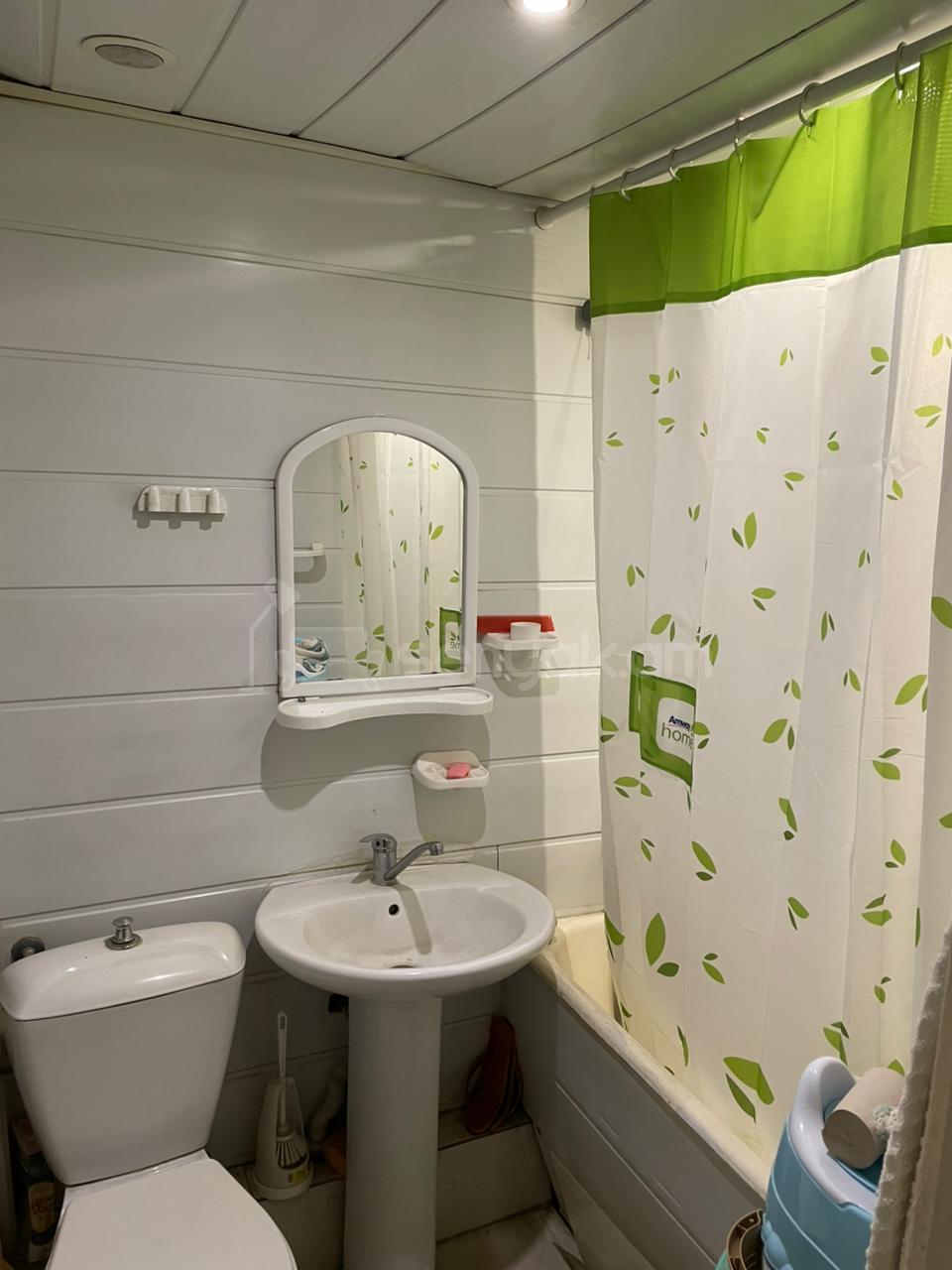 2 Սենյականոց Բնակարան Քարե Շենքում, 65քմ, 4/5 հարկ, Նորմալ Վիճակում, Կահավորված, Արևկող