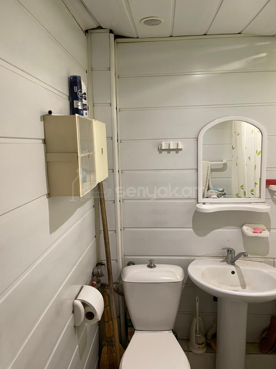 2 Սենյականոց Բնակարան Քարե Շենքում, 65քմ, 4/5 հարկ, Նորմալ Վիճակում, Կահավորված, Արևկող