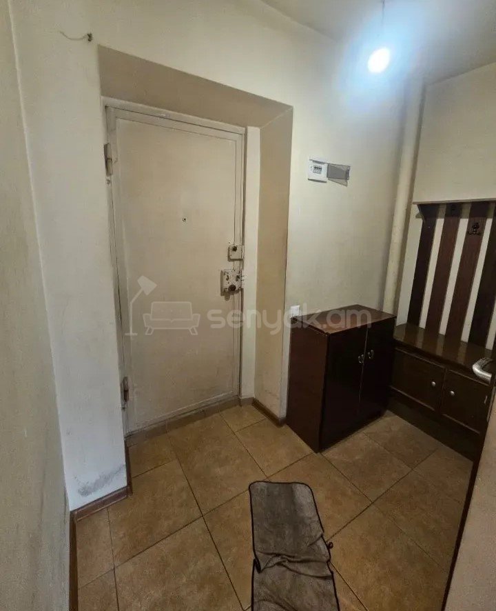 1 Սենյականոց Բնակարան Քարե Շենքում, 30քմ, 1/4 հարկ, Նորմալ Վիճակում, Կահավորված