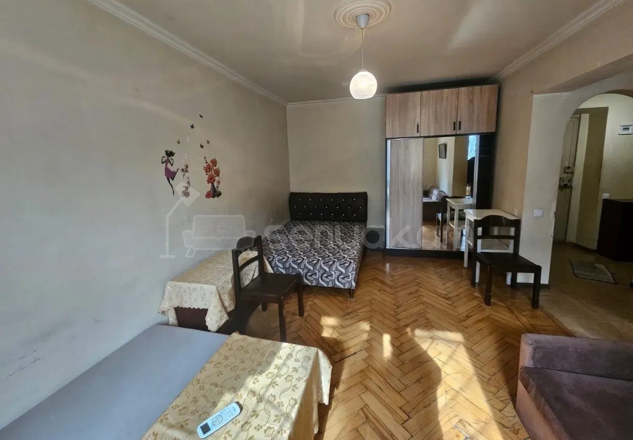 1 Սենյականոց Բնակարան Քարե Շենքում, 30քմ, 1/4 հարկ, Նորմալ Վիճակում, Կահավորված