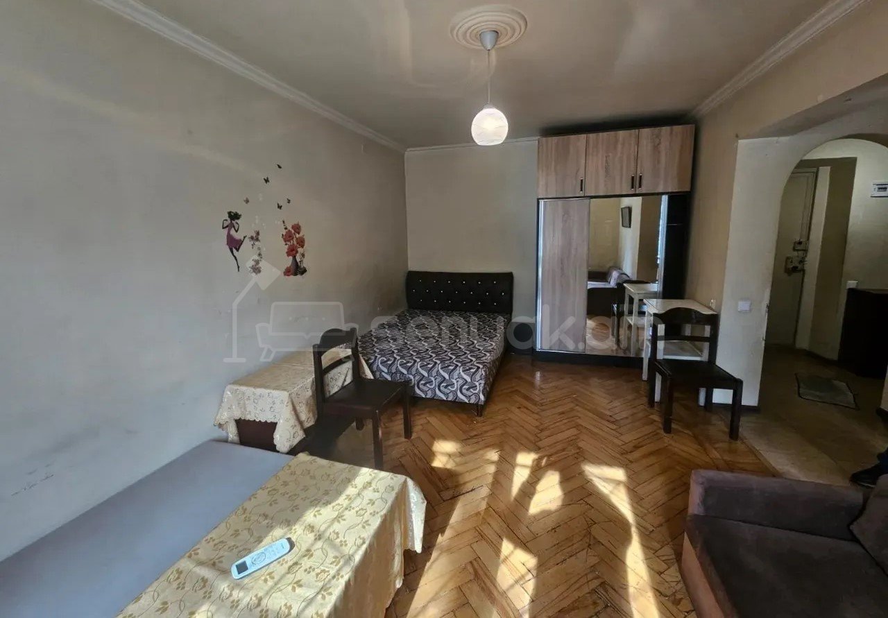 1 Սենյականոց Բնակարան Քարե Շենքում, 30քմ, 1/4 հարկ, Նորմալ Վիճակում, Կահավորված