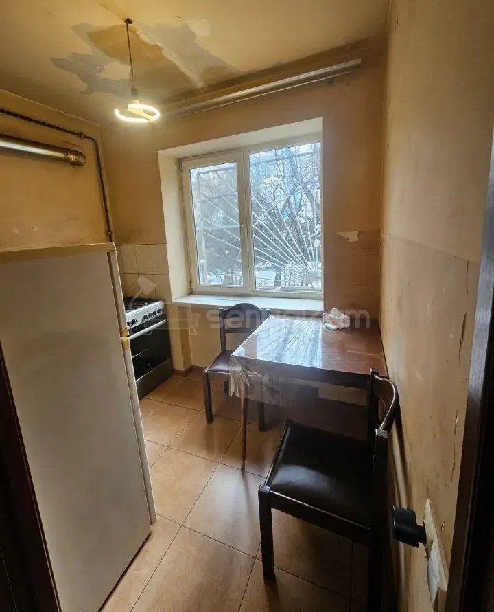 1 Սենյականոց Բնակարան Քարե Շենքում, 30քմ, 1/4 հարկ, Նորմալ Վիճակում, Կահավորված